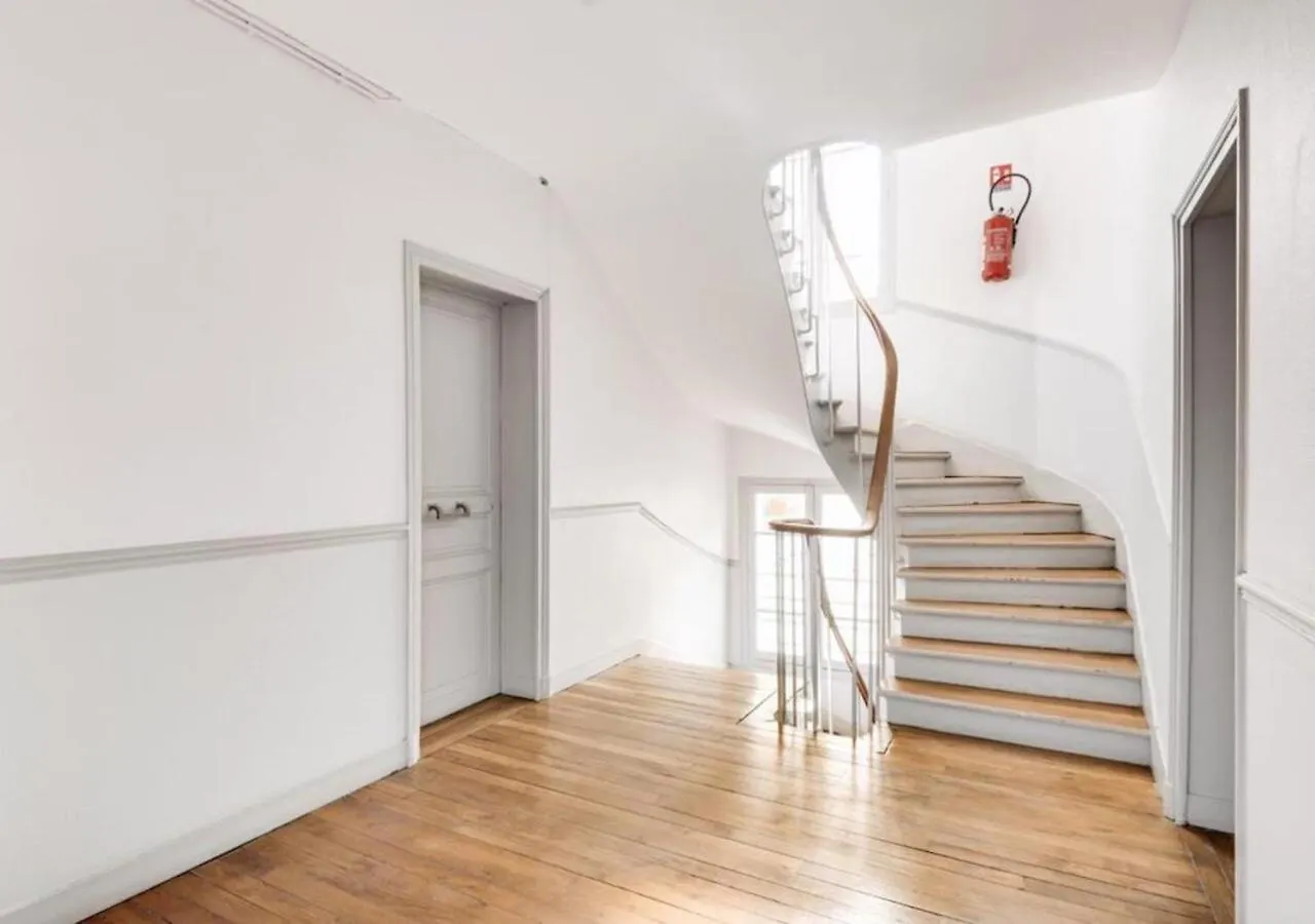 Appartement Grand Volume Sis A Montrouge Proche Pte Versailles